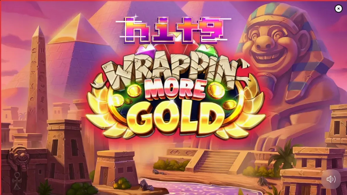 Tampilan visual mumi ramah dalam slot Wrappin’ More Gold dengan latar belakang ruang harta karun.